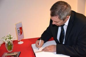 OMT - obcinski praznik 14032017 (15) - minister Dejan Zidan med podpisom v spominsko knjigo obcine